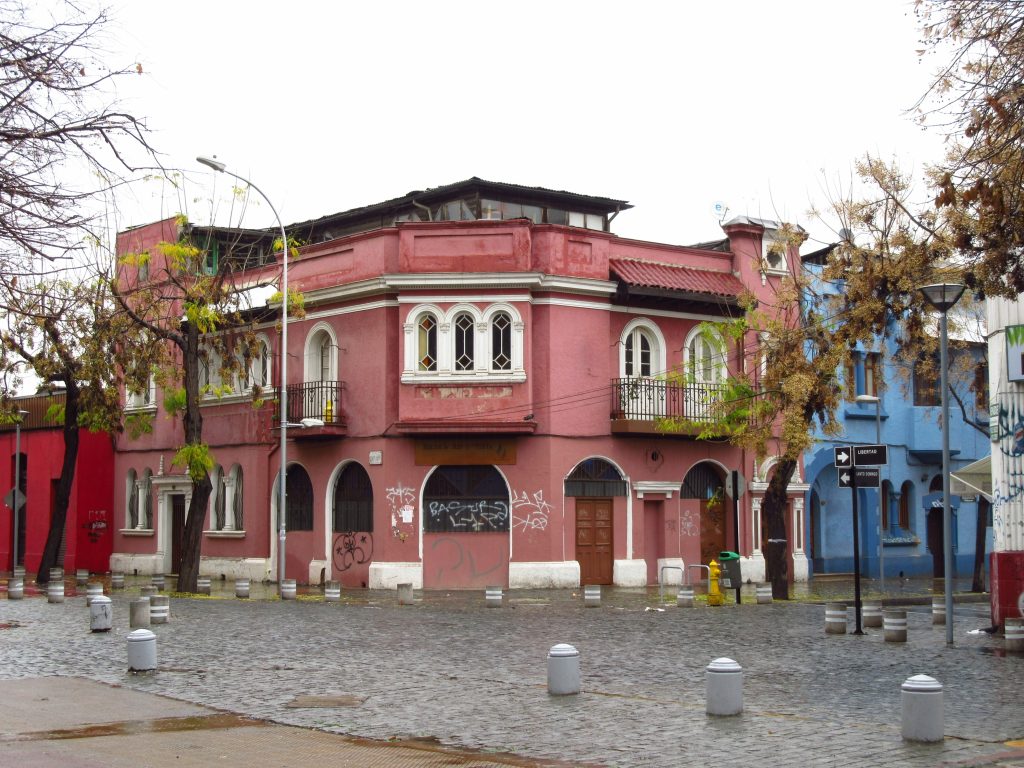 2017 santiago de chile casa en la esquina de las calles santo domingo y libertad, plaza yungay